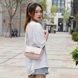 Sac à bandoulière rose et blanc à la mode avec fermoir floral et large sangle imprimée