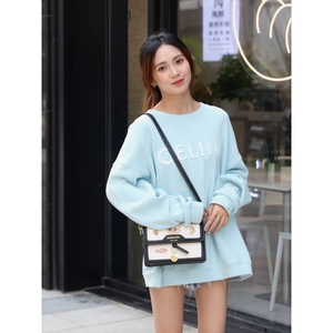 Modische Umhängetasche mit Katzenmotiv zu lässigem blauen Sweatshirt-Outfit
