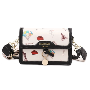 Μοντέρνα κρεμ λευκή τσάντα χιαστί με εικονογραφήσεις ταξιδιού και φαρδύ τυπωμένο λουρί