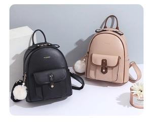 Détail de mini sacs à dos en cuir PU noir et beige avec pendentifs en boule de peluche
