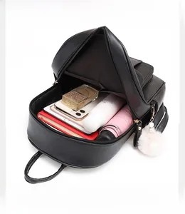 Détail du sac à dos en cuir souple noir à grande capacité avec fermetures éclair dorées