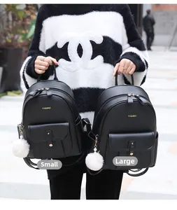 Comparaison détaillée des sacs à dos en cuir noir grand et petit avec pompon peluche