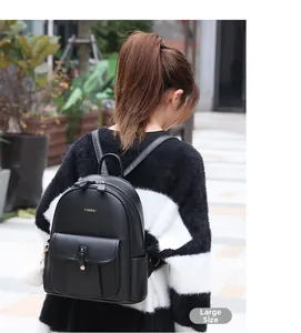 Grand sac à dos femme en cuir noir avec lettrage doré et pendentif en peluche
