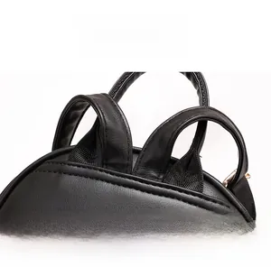 Vue macro des coutures renforcées et des détails dorés sur le sac à dos en cuir noir