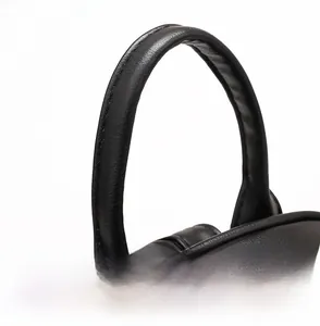 Détail de la poignée en cuir renforcée avec des coutures précises sur sac à dos noir