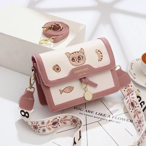 Sac bandoulière rose et beige avec broderie chat et large bandoulière fleurie