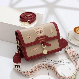 Sac bandoulière chat beige et rouge en cuir PU avec bandoulière tissée et broderie
