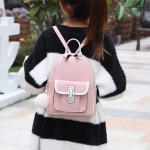 Petit sac à dos rose en cuir synthétique avec bordure blanche et pompon pour femme