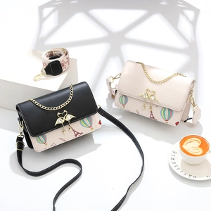 Bolso bandolera chic con estampado de la Torre Eiffel y cierre decorativo de cisne dorado