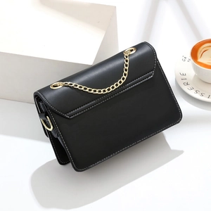 Bolso bandolera negro clásico con cadena dorada y detalles de costuras blancas