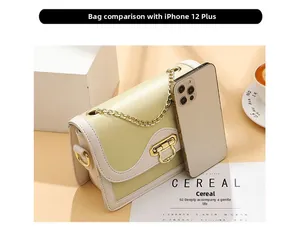 Détail du mini sac bandoulière vert menthe et beige avec chaîne dorée et fermoir magnétique