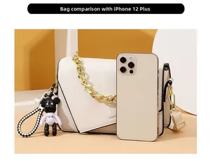 Piccola borsa quadrata bianca in finta pelle confronto taglia con iPhone 12 Plus