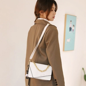 Borsa a tracolla bianca in ecopelle con catena dorata e patta elegante per donna di classe