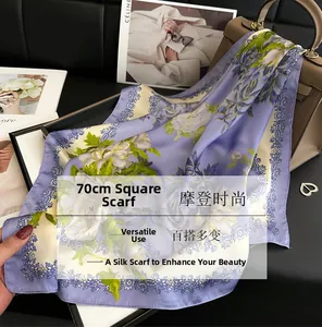 Détail d'un foulard 70cm effet soie à motif floral violet et bordure bleue élégante