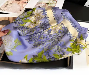 Détail d'un foulard en soie avec imprimé pivoine et bordure bleue élégante