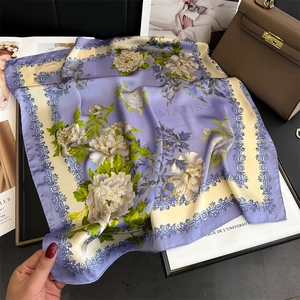 Carré de soie aux pivoines violettes avec lettrage Matisse et finitions satinées chic