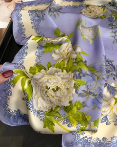 Vue détaillée du foulard en soie lavande avec motifs de pivoines et texture satinée lisse