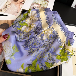 Détail d'un élégant foulard en soie violette avec pivoines blanches et satin lisse