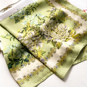 Carré de soie élégant motif pivoine en vert clair et crème au fini satiné
