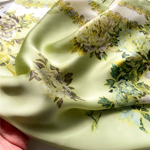 Gros plan d'un foulard en soie aux motifs de pivoines avec une texture satinée douce