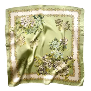 Élégant foulard en soie à fleurs de pivoine vert clair et crème avec texture satinée