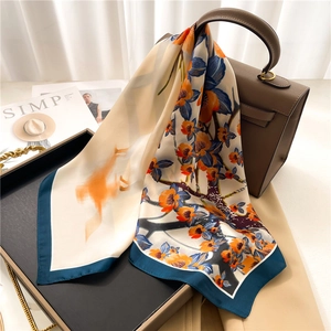 Foulard en soie à fleurs avec feuilles bleues drapé sur un sac à main, 70x70 cm