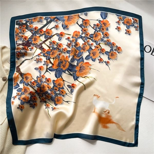 Carré en soie aux motifs floraux avec feuilles et dessin élégant de chat blanc