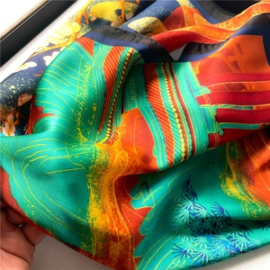 Gros plan du foulard en soie avec motifs artistiques orientaux traditionnels et fleurs