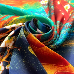 Vue détaillée d'un foulard en soie aux motifs de pruniers rouges et d'aiguilles de pin