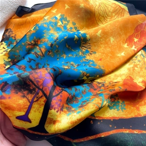 Détail d'un foulard en soie artistique aux motifs de paysages et fleurs à effet peinture