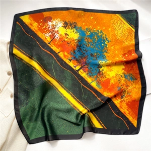 Détail du foulard en soie avec imprimé paysage de peinture à l'huile et bords lisses