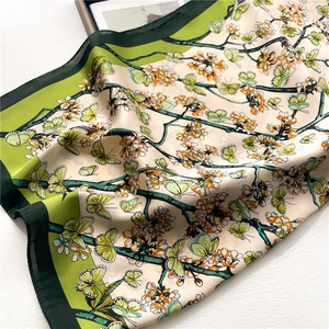Eleganter Seidenschal mit grünem Schmetterlings- und Blumenmuster auf beigem Grund
