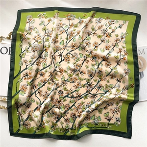 Eleganter Seidenschal mit grünem Blumenmuster und Schmetterlingen auf weißem Grund