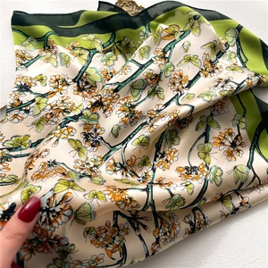 Eleganter grüner Seidenschal mit Schmetterlings- und Blumendruck und Saumkanten