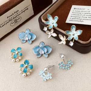 Florale Ohrstecker Mit Blauem Email Und Künstlichen Künstliche Perlen Kupferbasis Zirkon Zentrum Eleganter Blumenschmuck Für Damen