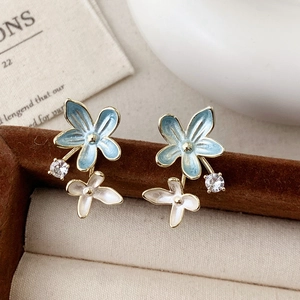 Elegante Gold-Ohrringe mit blau-weißen Emaille-Blumen und funkelnden Zirkon-Steinen