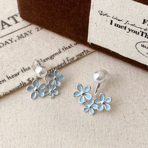 Elegante Blumenstecker aus Silber mit hellblauem Emaille und kleinen weißen Perlen
