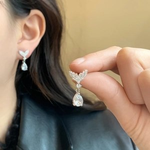 Elegante silberne Schmetterlings-Ohrringe mit Zirkonia-Steinen in der Makroansicht