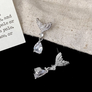 Detail von silbernen Meerjungfrauenflossen-Ohrringen mit Zirkonia und Tropfensteinen