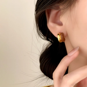 Elegant C-shaped earrings with gold metal and coffee resin accents for a modern look