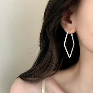 Minimalist silver geometric rhombus earrings for women in a luxury aesthetic style