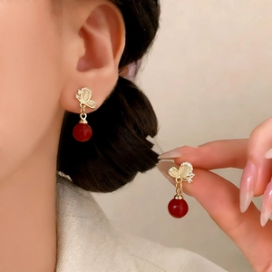 Boucles d'oreilles papillon élégantes avec pierres œil-de-chat et perles rouges