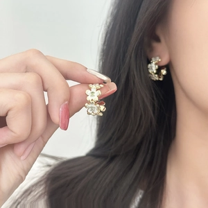 Orecchini a cerchio fiori dorati con petali in smalto bianco e pietre di zircone lucide