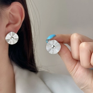 Minimalist silver stud earrings with wavy texture and gold plating in high quality