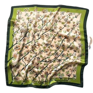 Eleganter quadratischer Seidenschal mit grünen Blättern und Schmetterlingsmuster auf Cremeweiß