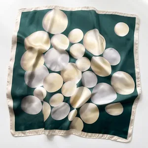 Carré de soie vert émeraude 70 cm élégant avec motif perles et finition satinée