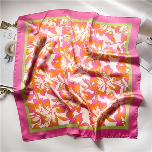 Pañuelo cuadrado de seda estilo francés con motivos florales abstractos naranja y rosa