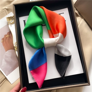 Pañuelo cuadrado de satén con rayas geométricas de colores anudado en caja de regalo