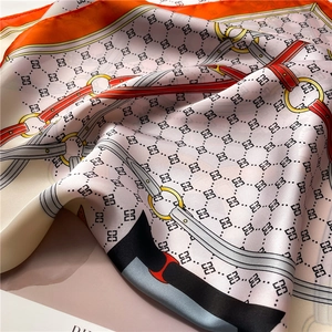 Gros plan d'un foulard en soie de luxe avec motifs de chaîne et drapé de satin