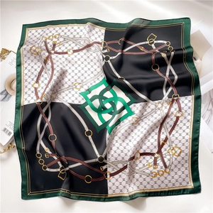 Détail du foulard carré en satin avec imprimé chaîne vert foncé et texture en soie